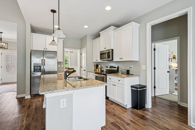 Building Photo - 1121 Birchwood Dr