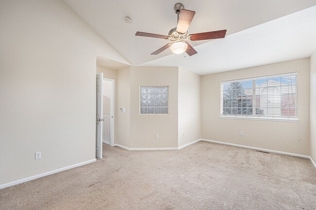 Building Photo - Bright & Spacious End-Unit Townhome with High Ceilings, Fireplace and over 1500 sqft of Living Sp...