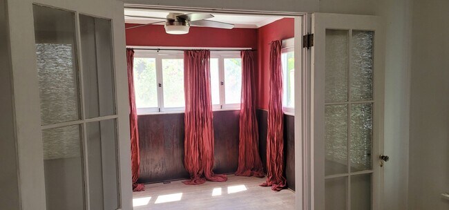 Building Photo - Glendale Awaits You