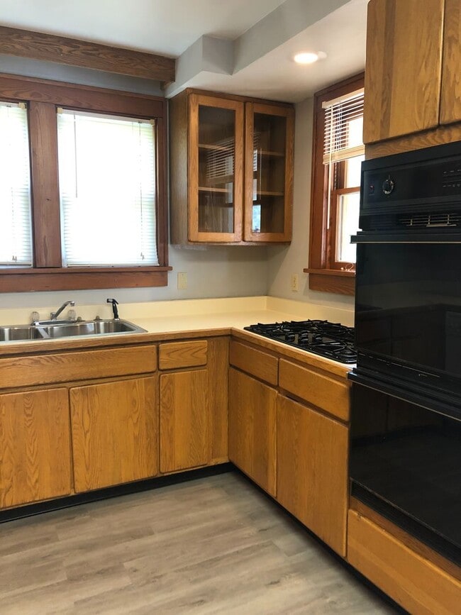 Building Photo - 811 W Adams Rd