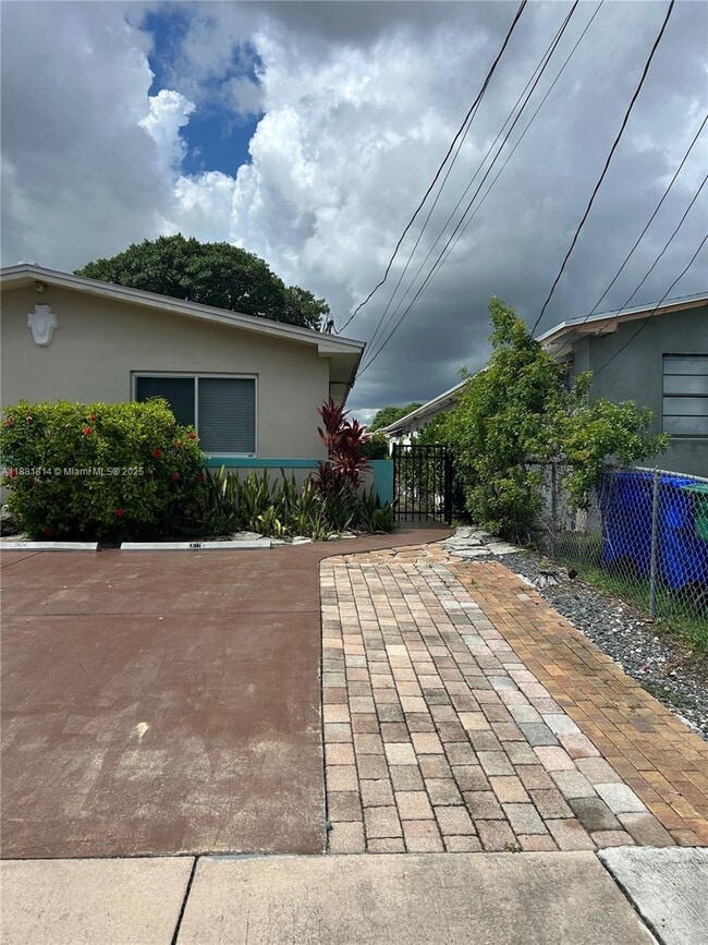 Building Photo - 2806 SW 35th Ave