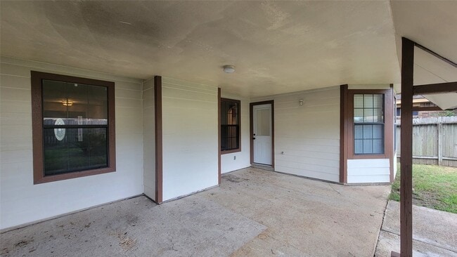 Building Photo - 3335 Lakeland Gardens Dr