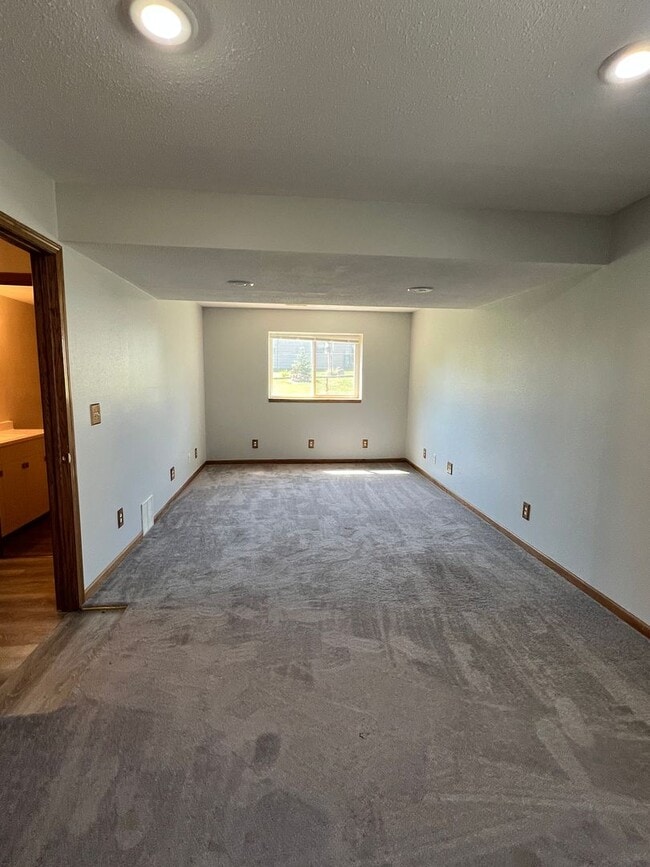 Building Photo - 4 Bedroom, 2 Bath Home for Rent