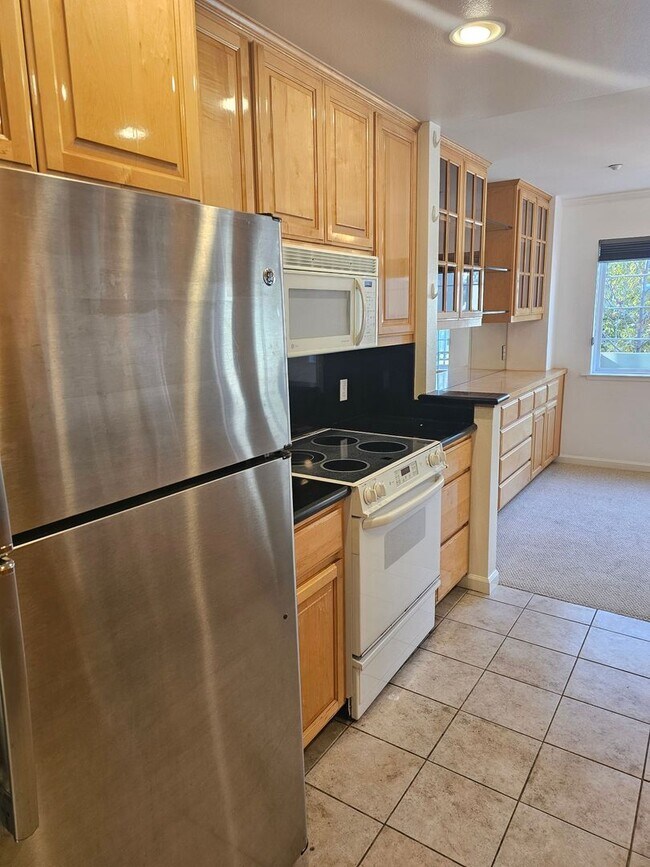 Building Photo - CLASSY CONDO - Spacious 1 Bed/1 Bath in Luxurious Setting - MENLO PARK