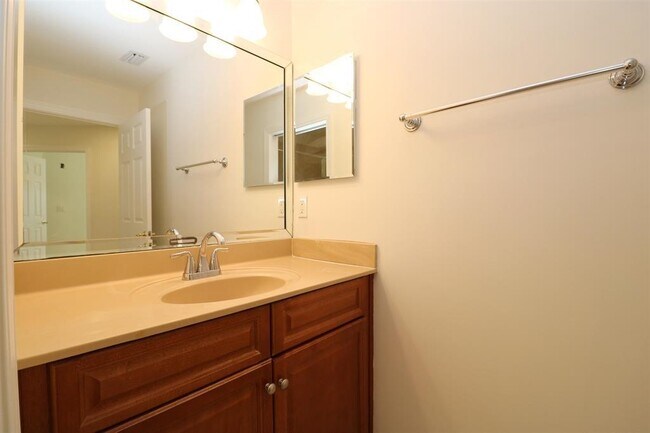 Building Photo - 207 Sunset Point