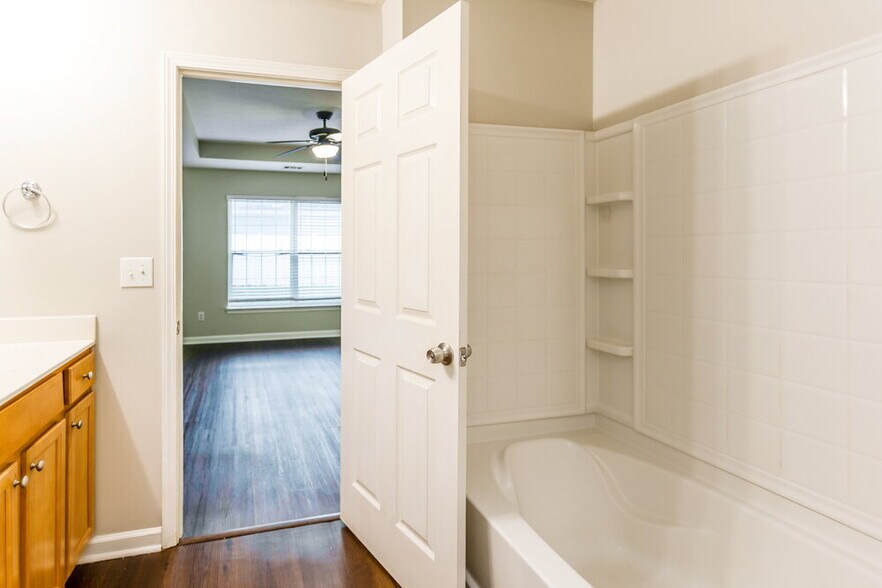 Building Photo - 320 Arrowhead Dr
