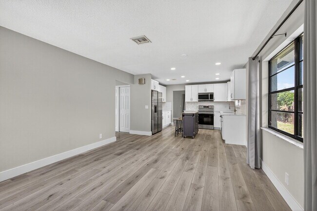 Building Photo - 1202 Essex Dr