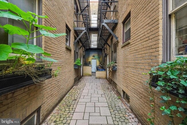 Building Photo - 334 Lombard St