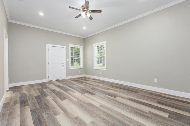 Building Photo - 121 W Kerr Ave