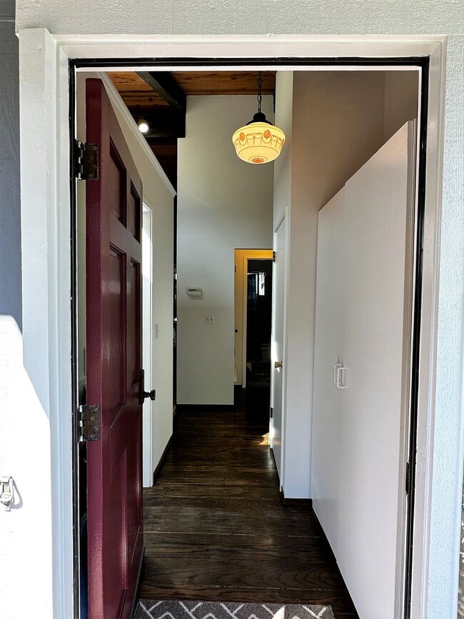 Building Photo - Three bedroom, two bathroom home with gorgeous views and sunroom for rent in the hills of Fairfax!