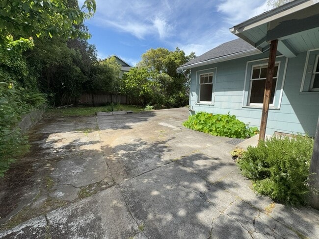 Building Photo - Sit out with your pet on the patio of this Arcata home!
