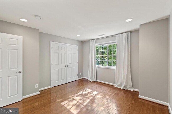 Building Photo - 5272 Maris Ave