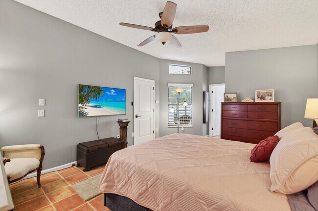 Building Photo - 10332 Islander Dr