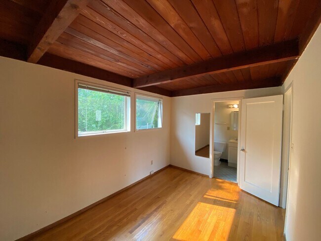 Building Photo - Top-Floor 1BD/1BA Apartment with Wood Ceilings, Garden Setting, and Easy North Berkeley BART Access