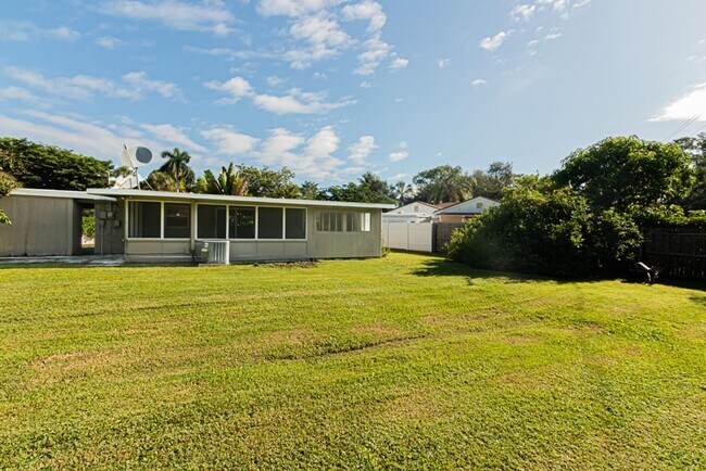 Building Photo - Annual Rental – Pet-Friendly Charming Napl...