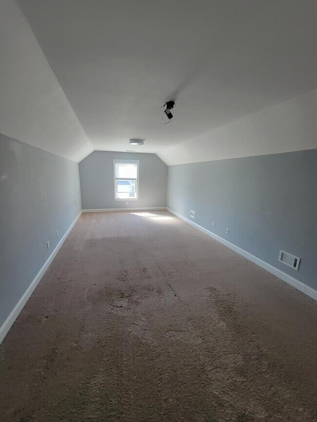 Building Photo - 2581 Kirby Ave