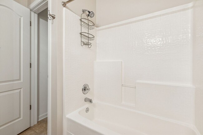 Building Photo - Riverside  Condo-RARE-Ready Now