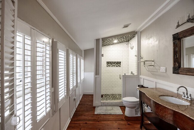 Building Photo - Downtown home walking distance to Mercer L...