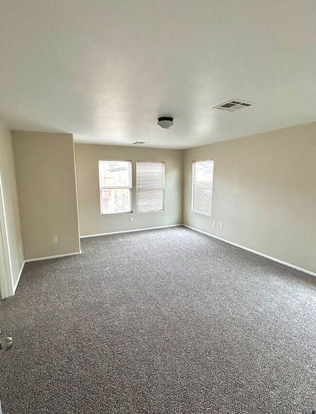 Building Photo - SW!!! OVER 2000 SQ FT!!! New Carpet!!! New Flooring!!! Freshly Painted!!! 4 bed 3 bath!!! Low Mai...