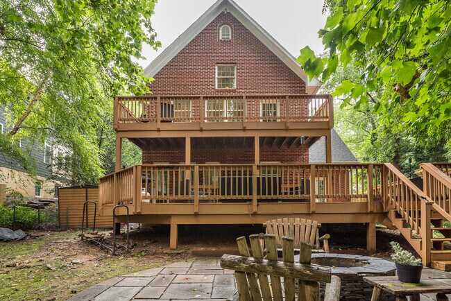 Building Photo - 6351 Lakewood Dr