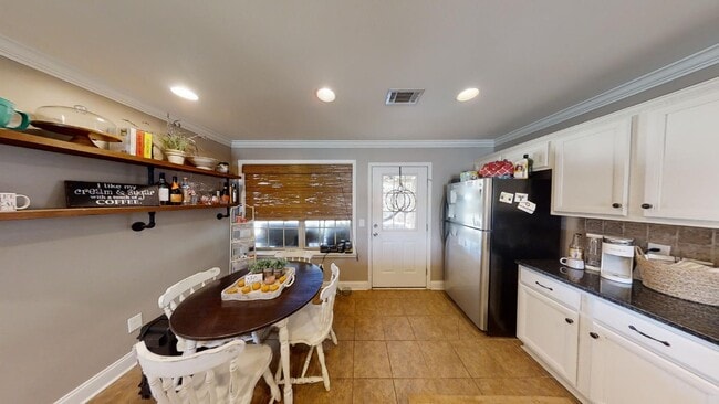 Building Photo - Precious and well kept home in Lundy West