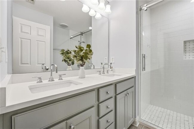 Building Photo - 3655 E Paces Walk