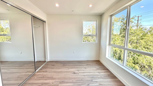 Building Photo - Affordable 1-Bedroom Top Floor Unit with M...