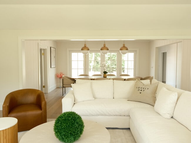 Building Photo - 1017 Tamarind Rd