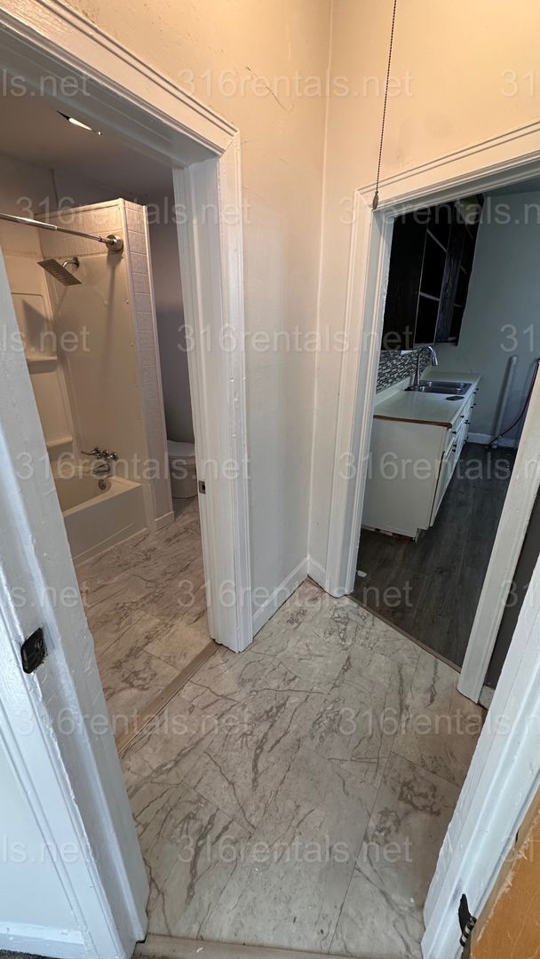 Building Photo - $900 - 1 bedroom / 1 bathroom - Single Family Home