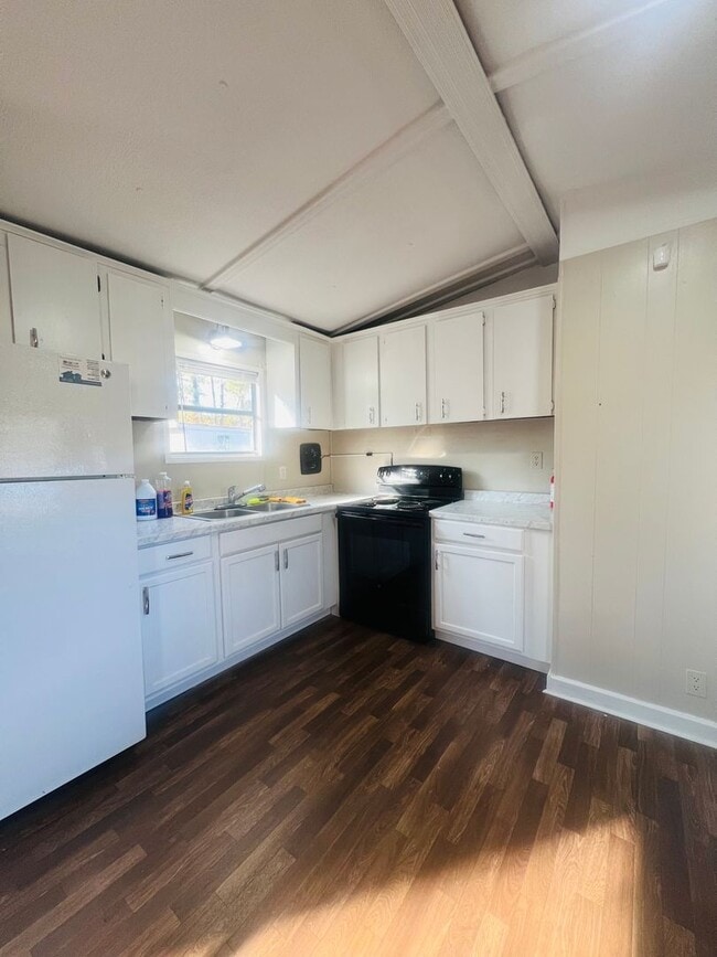 Building Photo - Charming 3-Bedroom – Water Included!