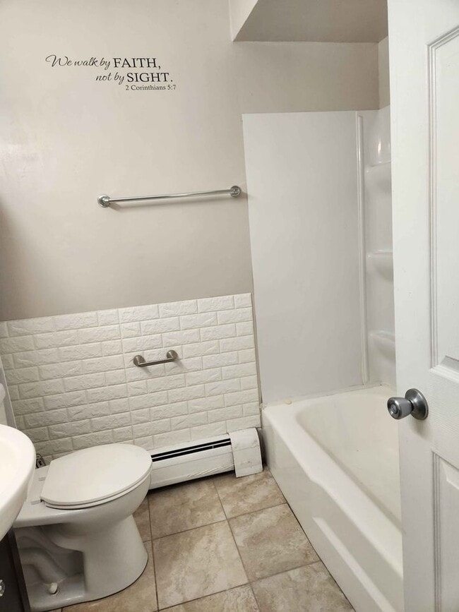 Building Photo - 1425 E 156th St