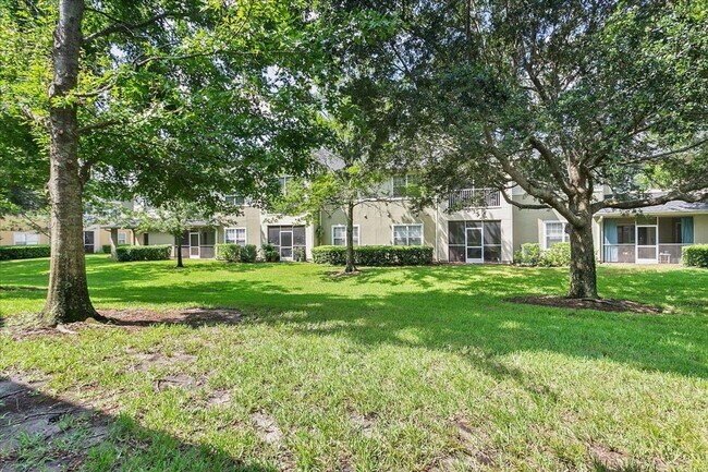Building Photo - Large 2/2 in highly desirable The Cottages...