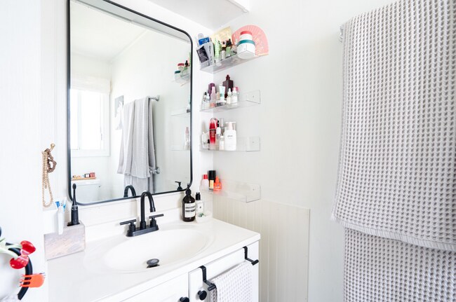 Building Photo - Charming 2BR Cottage Minutes from Kaimuki – Bright Home with Updated Kitchen