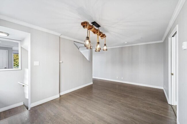 Building Photo - 3 bedroom in Seattle WA 98103