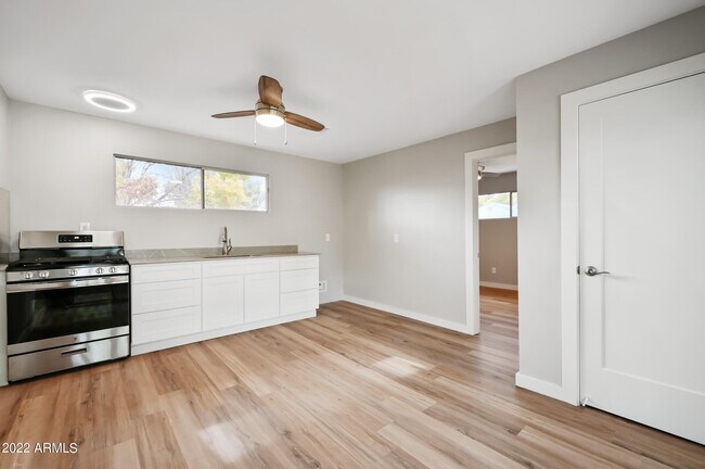 Building Photo - 217 S Sirrine