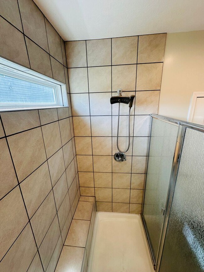 Building Photo - Contemporary Comfort Meets Convenience in Mt. Washington
