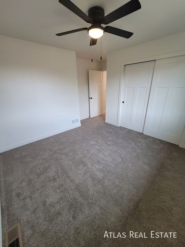 Building Photo - 827 S Laurue Dr