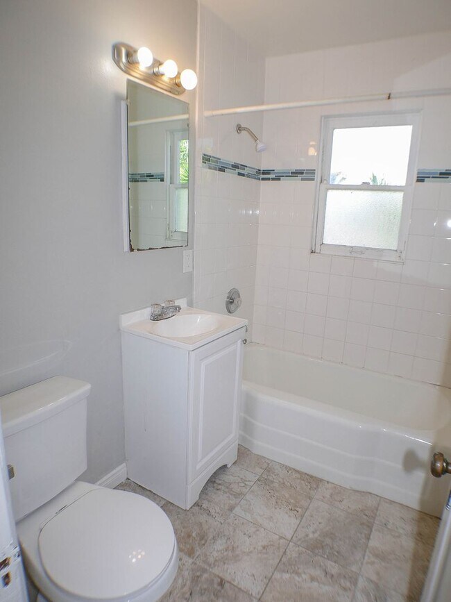 Building Photo - Charming Ocean Beach Home!