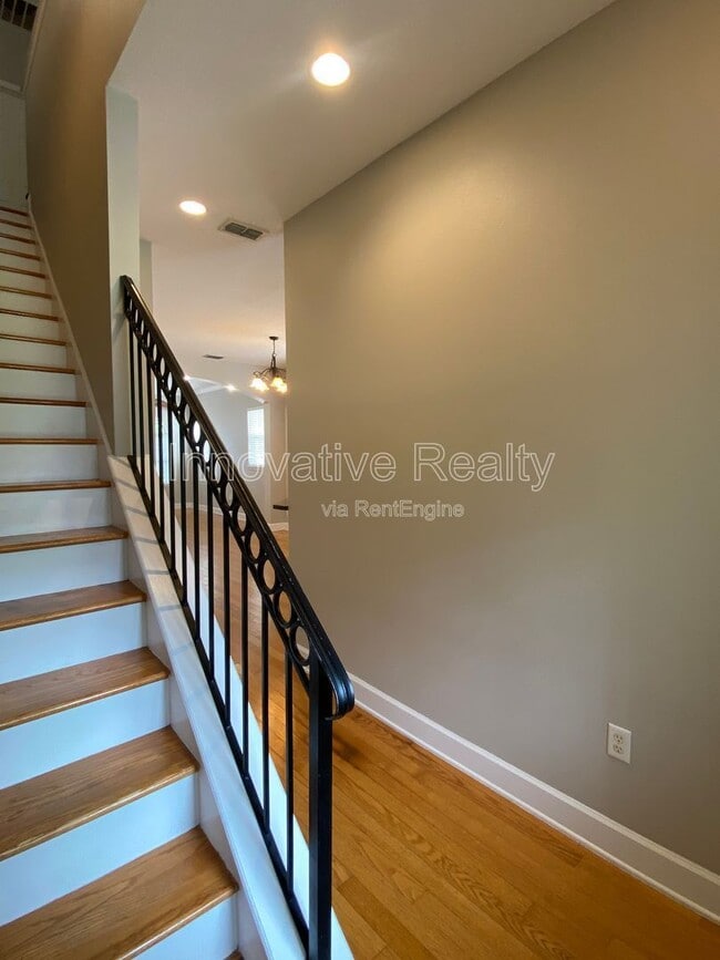 Building Photo - 332 E Kaley St