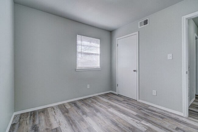 Building Photo - Beautifully Remodeled 3 or 4 bedroom with ...