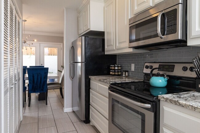Building Photo - 2213 Park Hill Dr