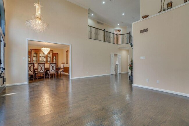 Building Photo - 2613 Brookside Dr