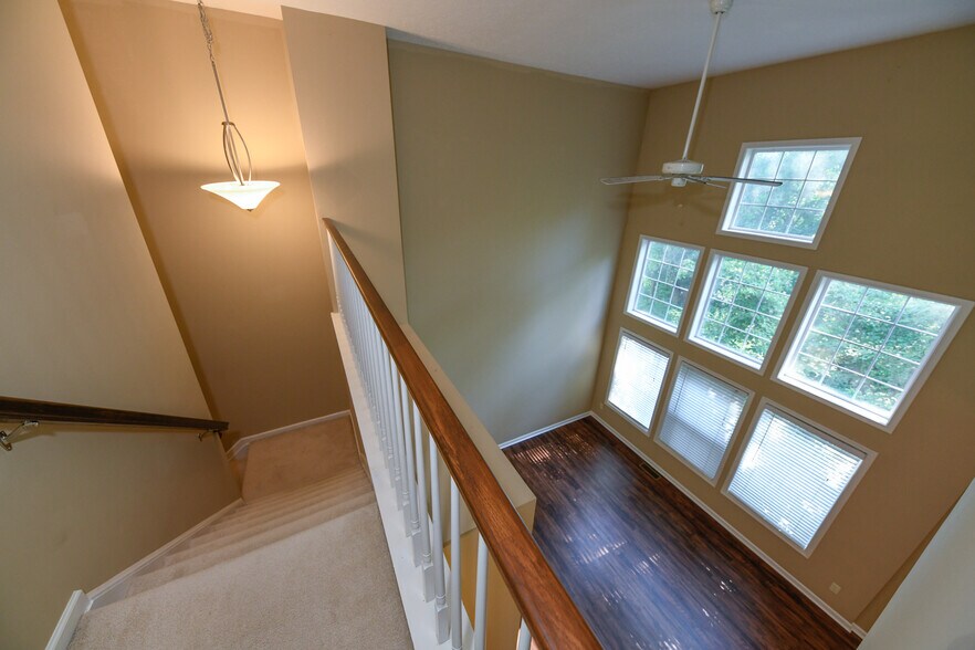 Building Photo - 5845 Crescent Ridge Dr