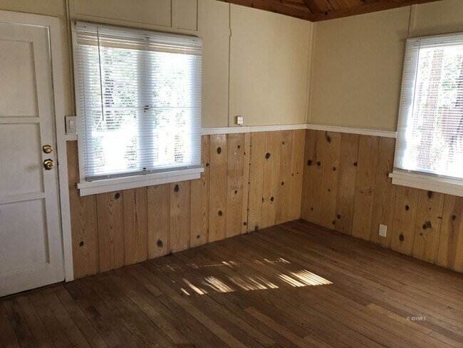 Building Photo - Loft Cabin Newly Remodeled