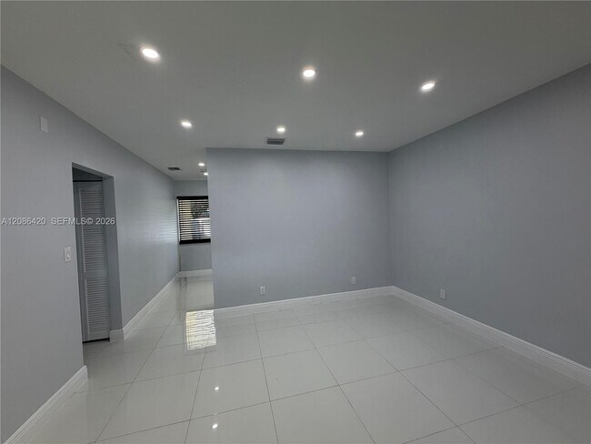 Building Photo - 335 NE 168th St