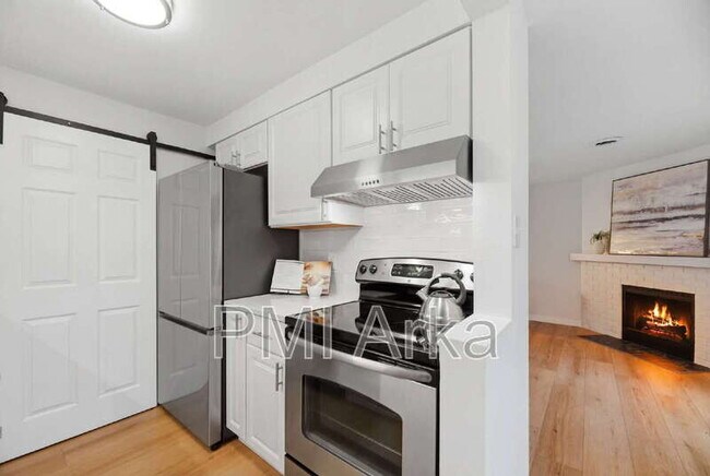 Building Photo - 12107 NE Bel Red Rd