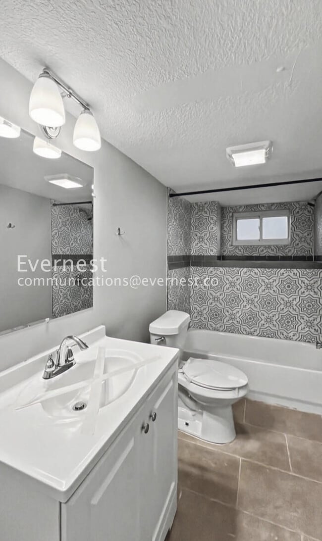 Building Photo - 4 Bed/3 Bath Home with In-Unit Laundry / Available Now!