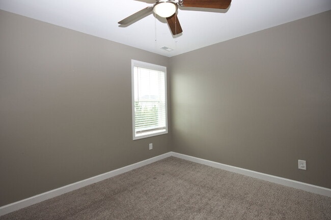 Building Photo - Spacious 3-Bed, 2.5-Bath Modern Home w/ 3-Car Garage in Highcroft – Close to Fort Bragg!