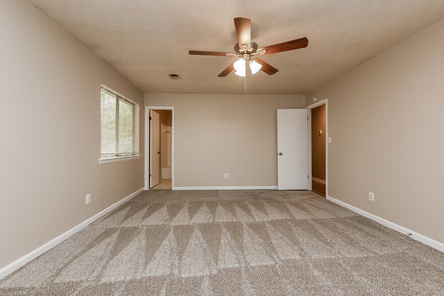 Building Photo - 9380 Forest Knoll Dr