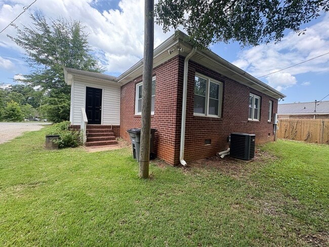 Building Photo - Your Next Home Awaits – Spacious Rental in a Convenient Location